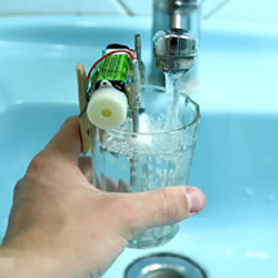 简单物理小发明：水杯装满水发出提醒的小装置