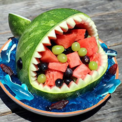 简单西瓜雕刻摆成鲨鱼果盘的制作方法教程
