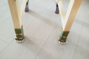 防止椅子腿磨地板 旧袜子DIY椅子腿套