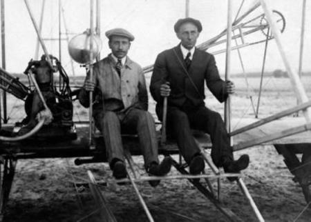 世界上第一家飞机是谁发明了的