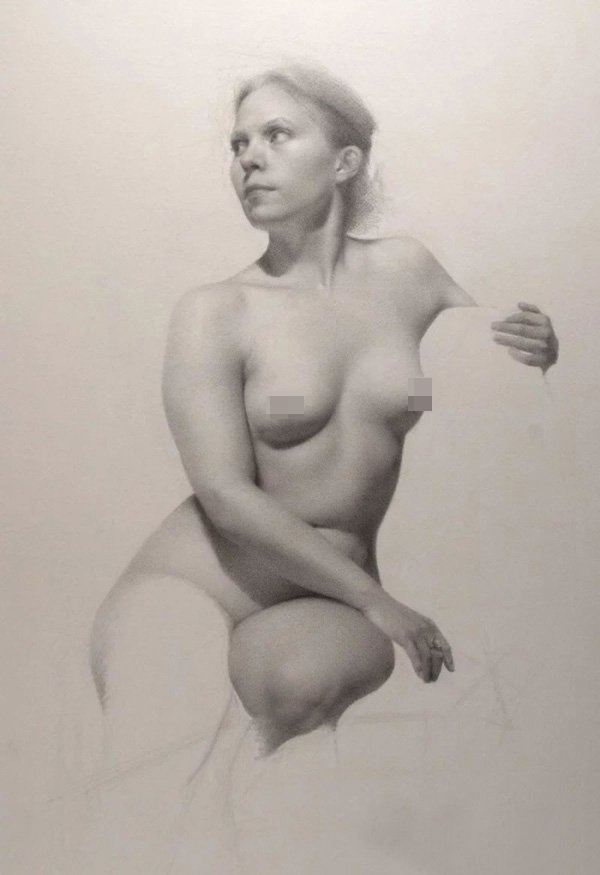 女性人体素描写生图片 侧坐的外国女人